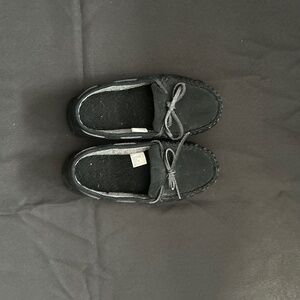 youth slippers size 1y